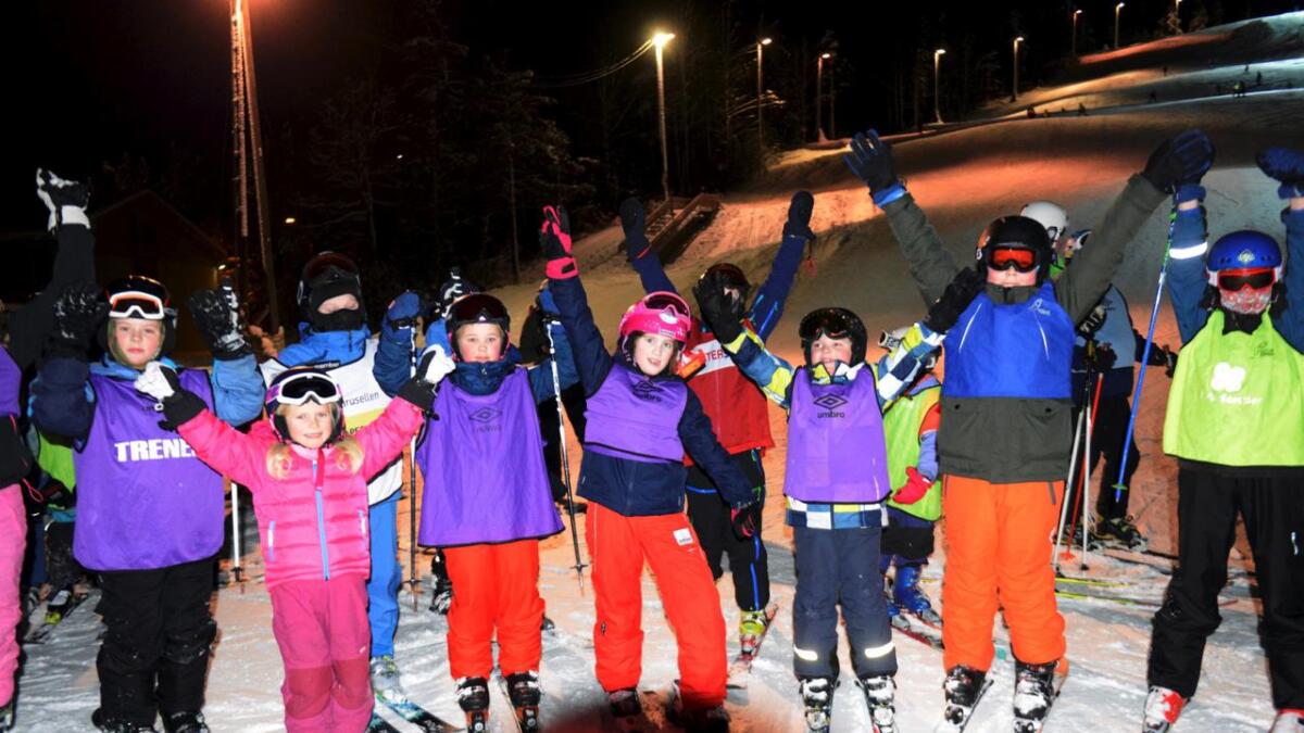 Et knippe av de rundt 100 barna som stilte opp på slalåmklubbens første trening på Vegårshei Ski- og Aktivitetssenter torsdag. Rundt 30 av dem var nybegynnere på skiskolen. Jenta med rosa hjelm midt i bildet er Sofia Juklerød McCormack (10).