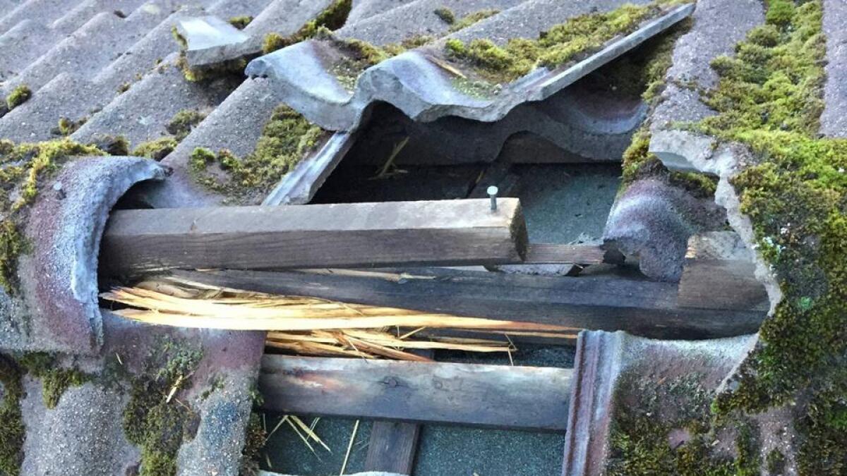 Lynet knuste takstein og delar av ein takstol på huset til Reidar Olsen.