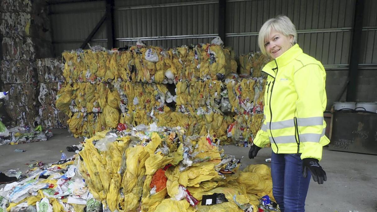 Driftsleiar ved Renovest IKS, Elsa Ann Hauglid, var med og sorterte avfall på stikkprøva. 	Båe