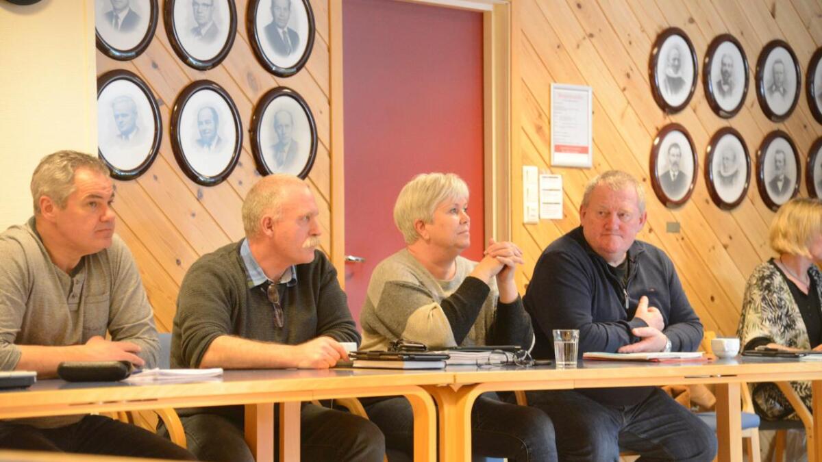 Arbeiderpartiets Ingvar Svendsen (t.h) meinte politikarane har fått for lite informasjon i saka eit interkommunalt samarbeid om landbrukstenester. Det gav han klart uttrykk for i kommunestyret.