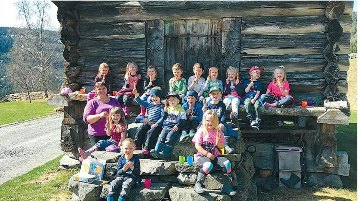 Alle barna frå avdeling Tyttebær ved Brunkeberg oppvekstsenter fekk is då dei besøkte dyra til Hege Bjaaland. Og isen smaka godt i den varme vårsola.
