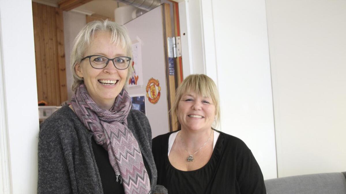 Strandvik-lærarane Solveig Tuft (f.v.) og Linda Elise Helland er godkjende og begeistra montessori-pedagogar.