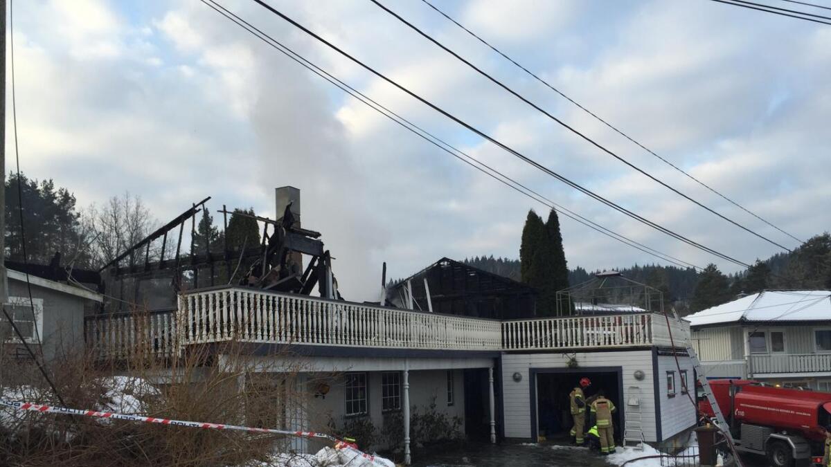 En familie på fem reddet seg ut da det begynte å brenne i boligen på Bakkemoen i Birkenes kommune natt til fredag. Boligen ble totalskadet i brannen.