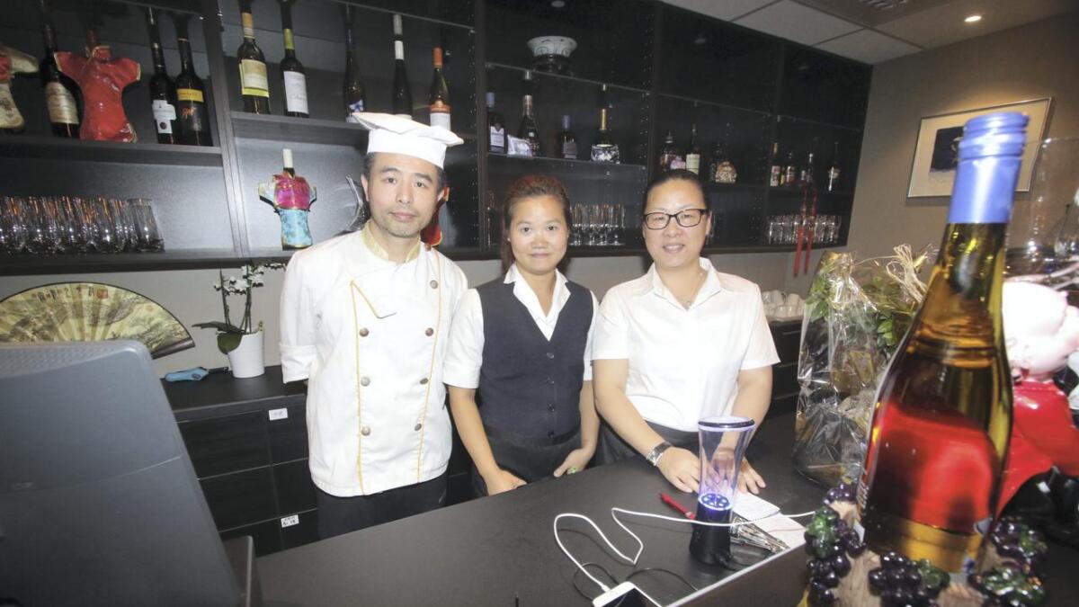 Xiao Bo Wen driv restauranten i lag med kona Lei Zhang. Dei har også god hjelp frå Wei Xiao (i midten).