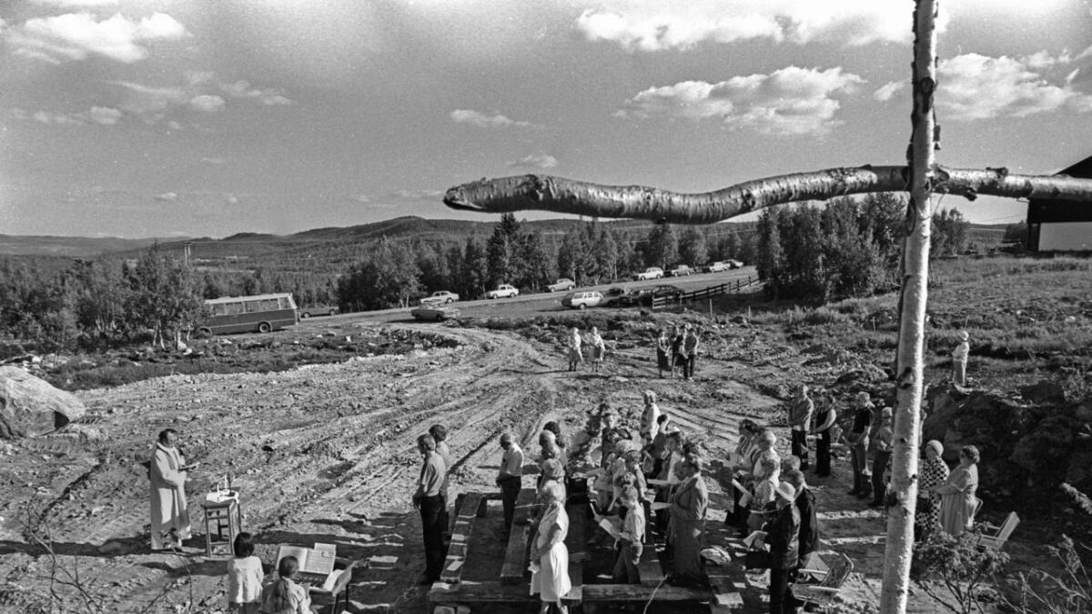 29. juli 1980 heldt sokneprest Frank Kolberg Olsokmesse på fjellkyrkjetomta. Korset var sett opp der ein tenkte seg at kyrkjegolvet kom til å ligge.