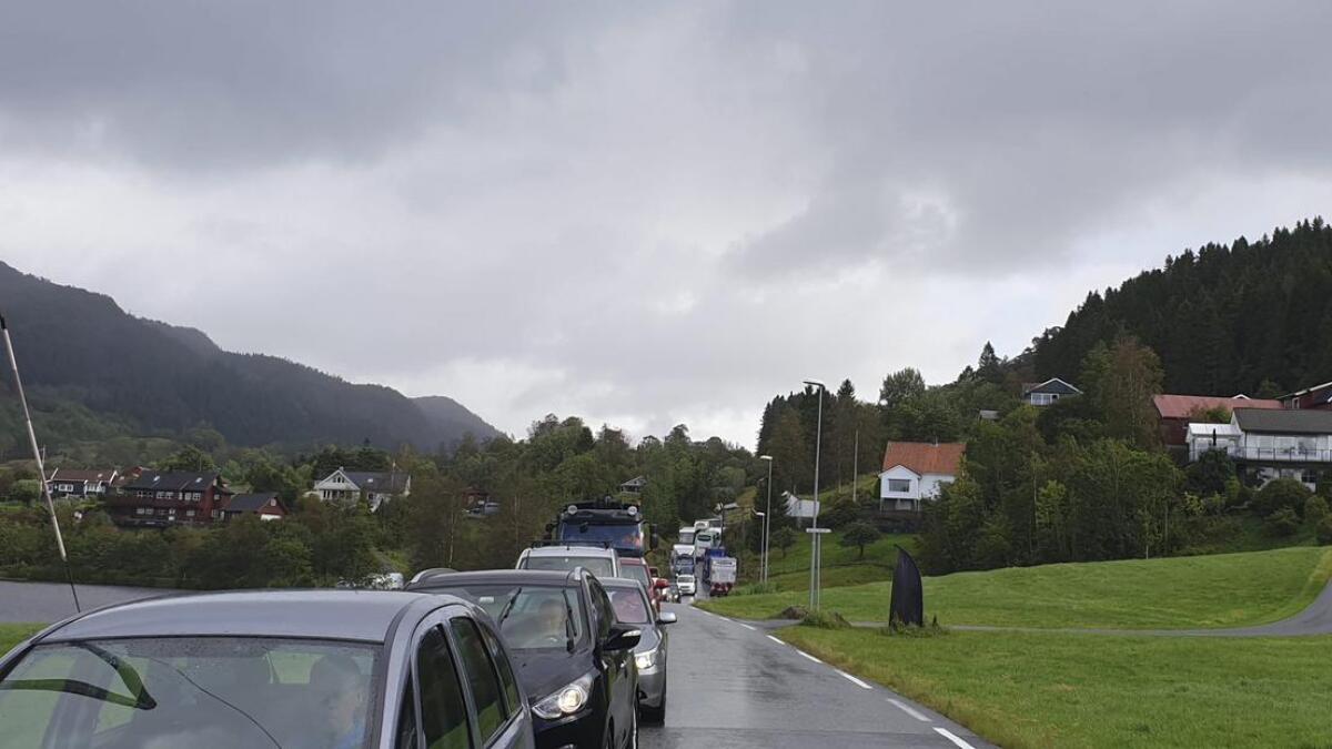 Sjølv om vegvesenet dirigerar trafikken er det lange køar i Lysefjorden.