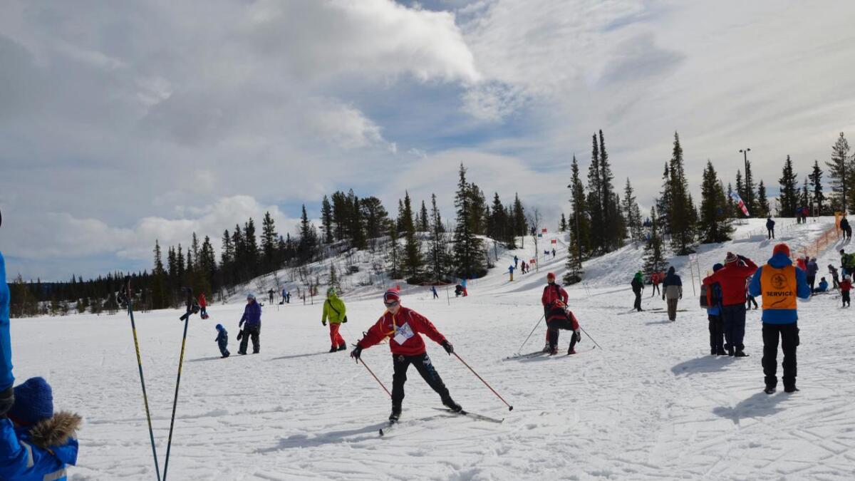 Det var gode forhold også utanfor skisporet då Barnas Holmenkolldag vart arrangert på Gravset i Hemsedal i 2014, men i år må arrangørane avlyse