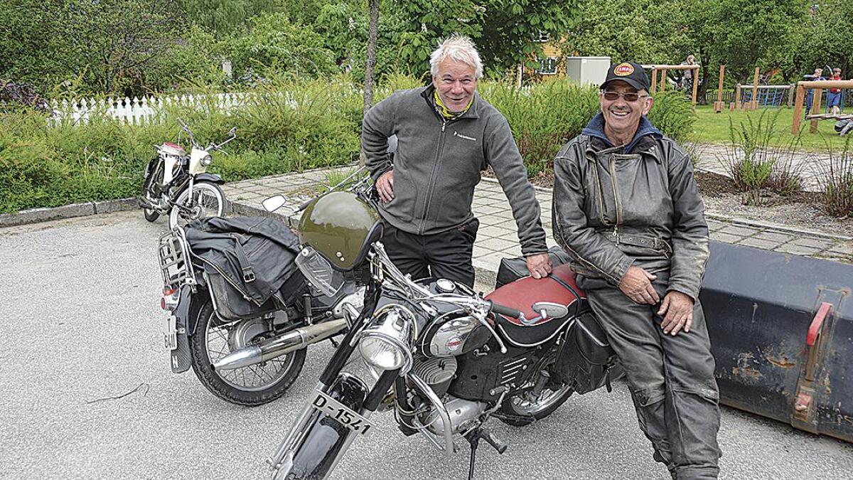 Dei to kameratane Rolf Lerbakken (t.v) og Frode Hermansen frå Hedmark kjem tilbake til Tempotreffet på Dalen år etter år med sine Tempo 1962-modellar.