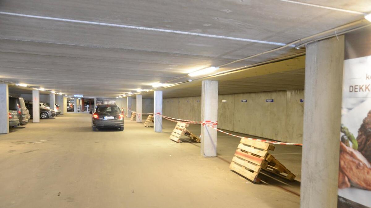 Delar av parkeringsanlegget i Geilo sentrum er framleis stengt. Men etter Skarverennet skal det settast i gang utbetringsarbeid.