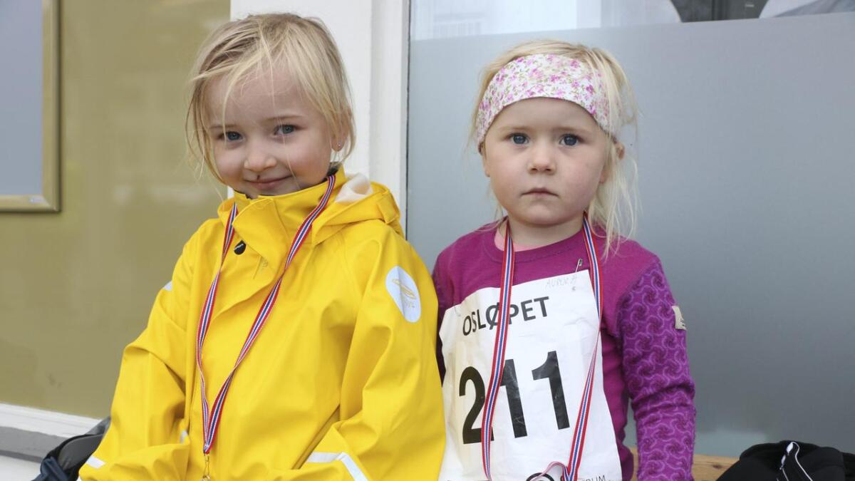 Alvilda (5) og Aurora Alvheim Skåtøy (3) med medaljene sine rundt halsen.