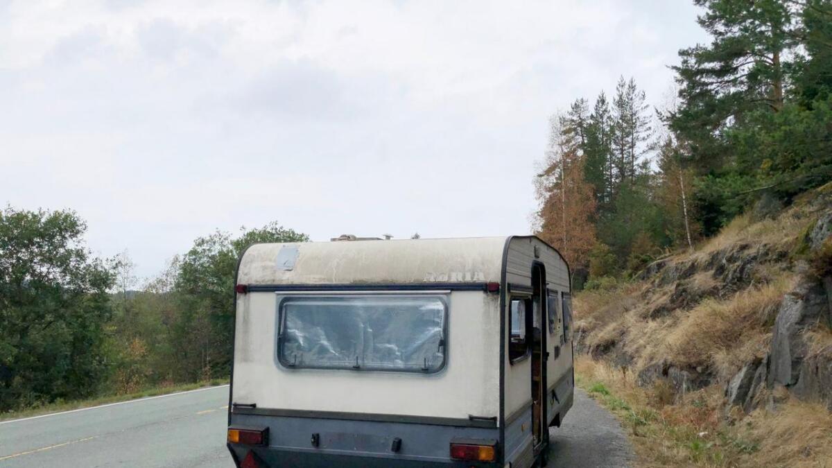Denne campingvogna står tom og einsam att i ei veglomme langs E134 mellom Brunkeberg og Morgedal etter Countryfestivalen.