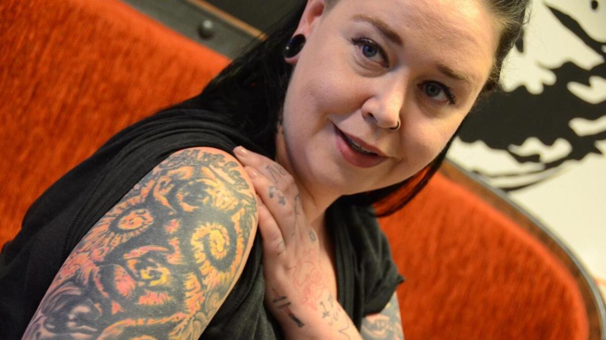 Ho har eit tøft yrke, tatovør Laila Borgen som driv Layce Tattoo i Gol. Ho merkar deg for livet.