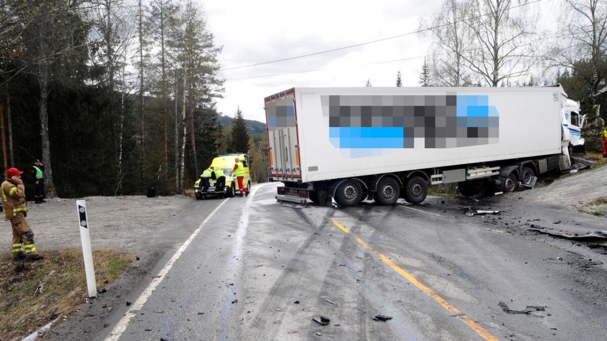 Ein person omkom i samanstøyten mellom varebilen og semitraileren.