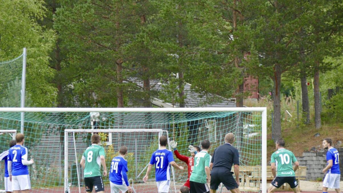 Vinje/Åmdal-Tokke spela kamp mot topplaget Storm 2 i 5. divisjon laurdag. Resultatet blei 2–1 til heimelaget. Her skårar Morten Bråstøyl 1-0-målet.