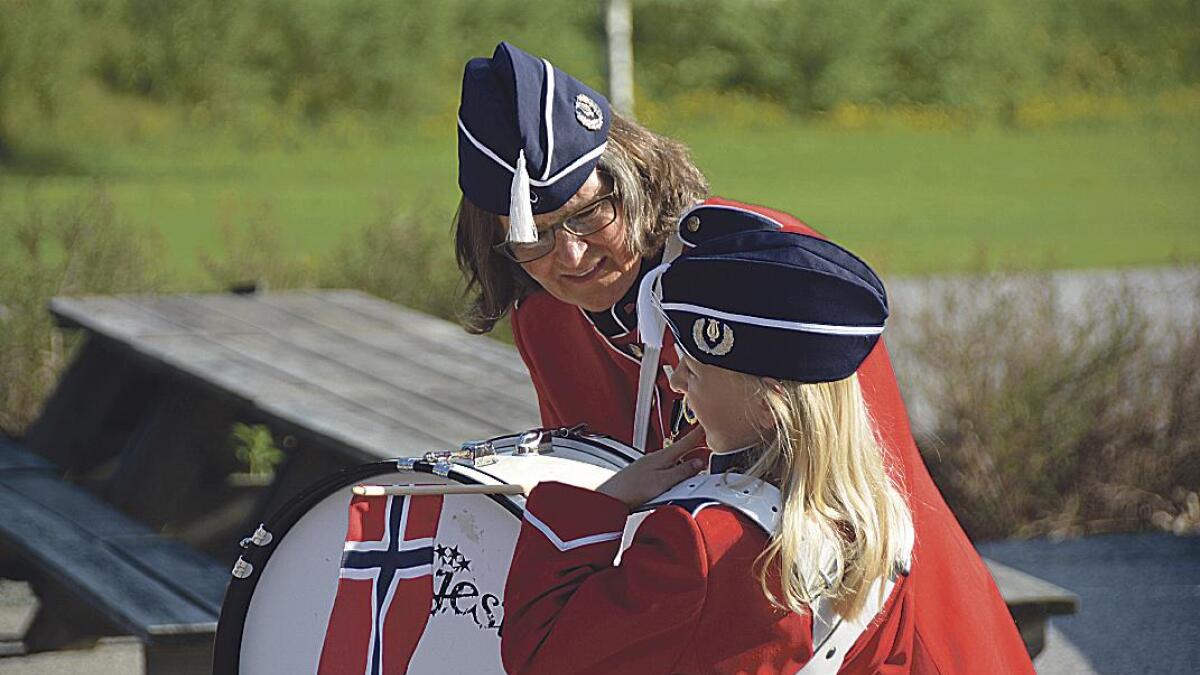 Andrea Solvang fekk nokon gode råd frå dirigent Gunn Steinstad før ho skulle i veg med stortromma på nasjonaldagen.