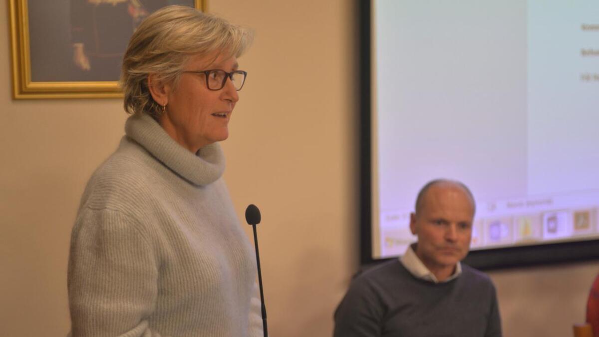 Gunn Berit Nergård svara for både overforbruk og sjukefråvær i kommunestyret torsdag. I bakgrunnen Ola Frogner.