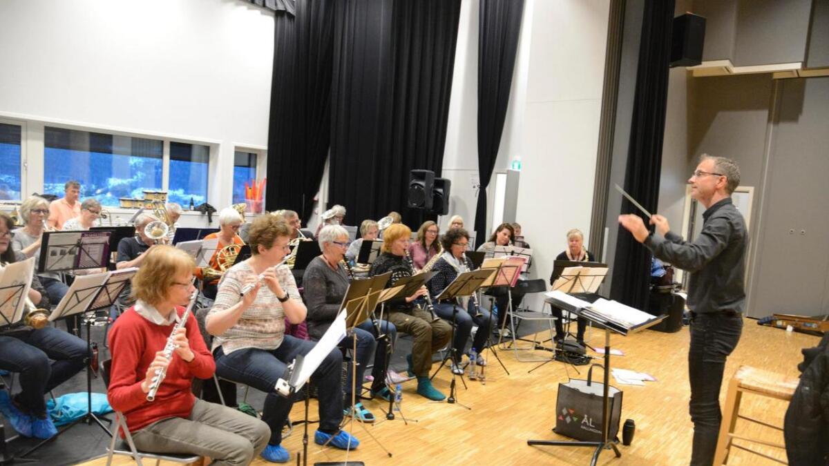 Sist torsdag hadde dirigent Øystein Olsen Vadsten siste gjennomkøyring med hallingkorpset før konserten denne veka.