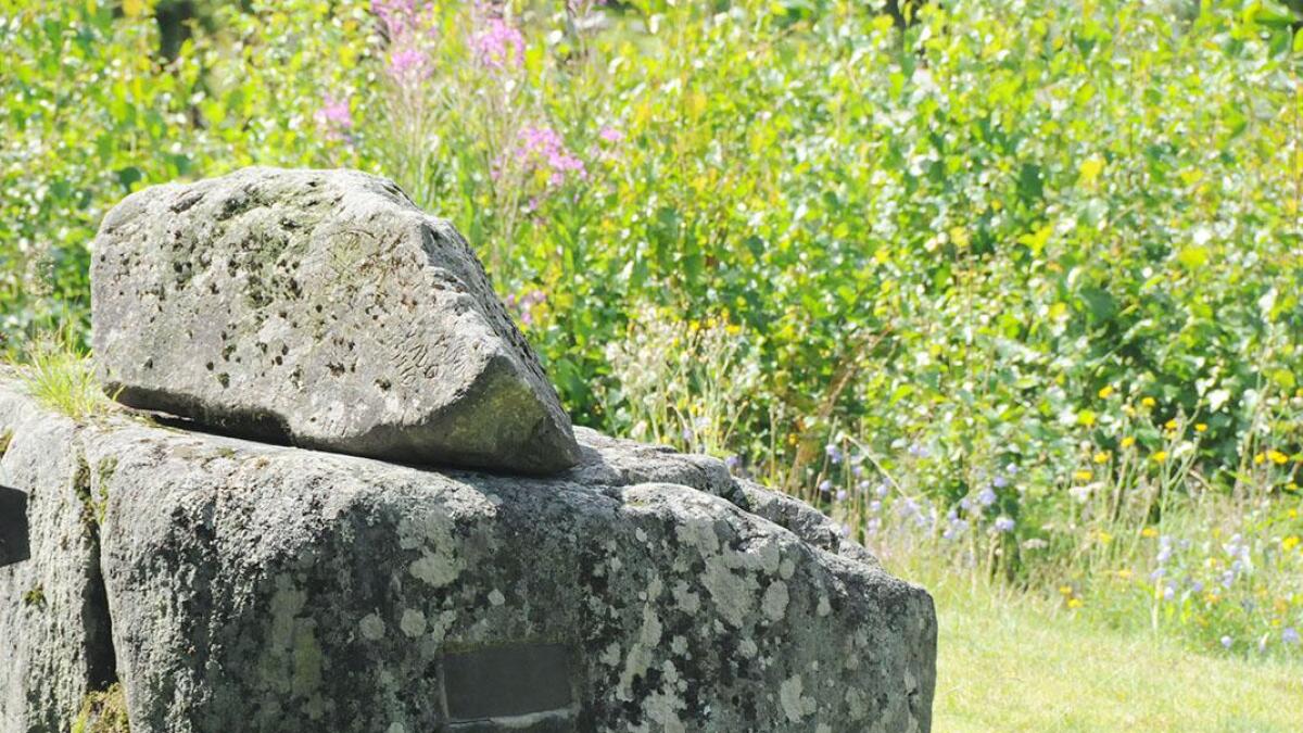 Slått inn i plata på steinen som er sett opp til minne om Anne Golid, står det at ho var fødd i 1777. Rikard Berge meiner ho blei fødd i 1773.