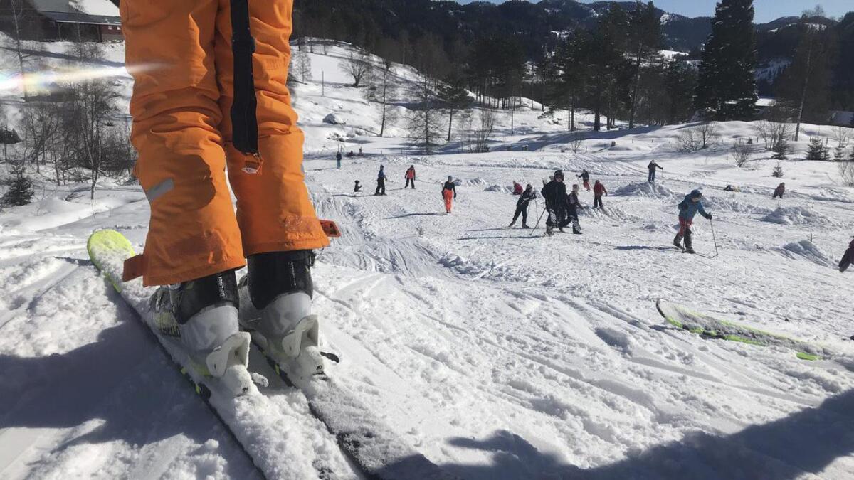 Heile veka kjem skuleelevar på besøk til Kleivjordet i Morgedal for å løype og leike seg med ski på beina.