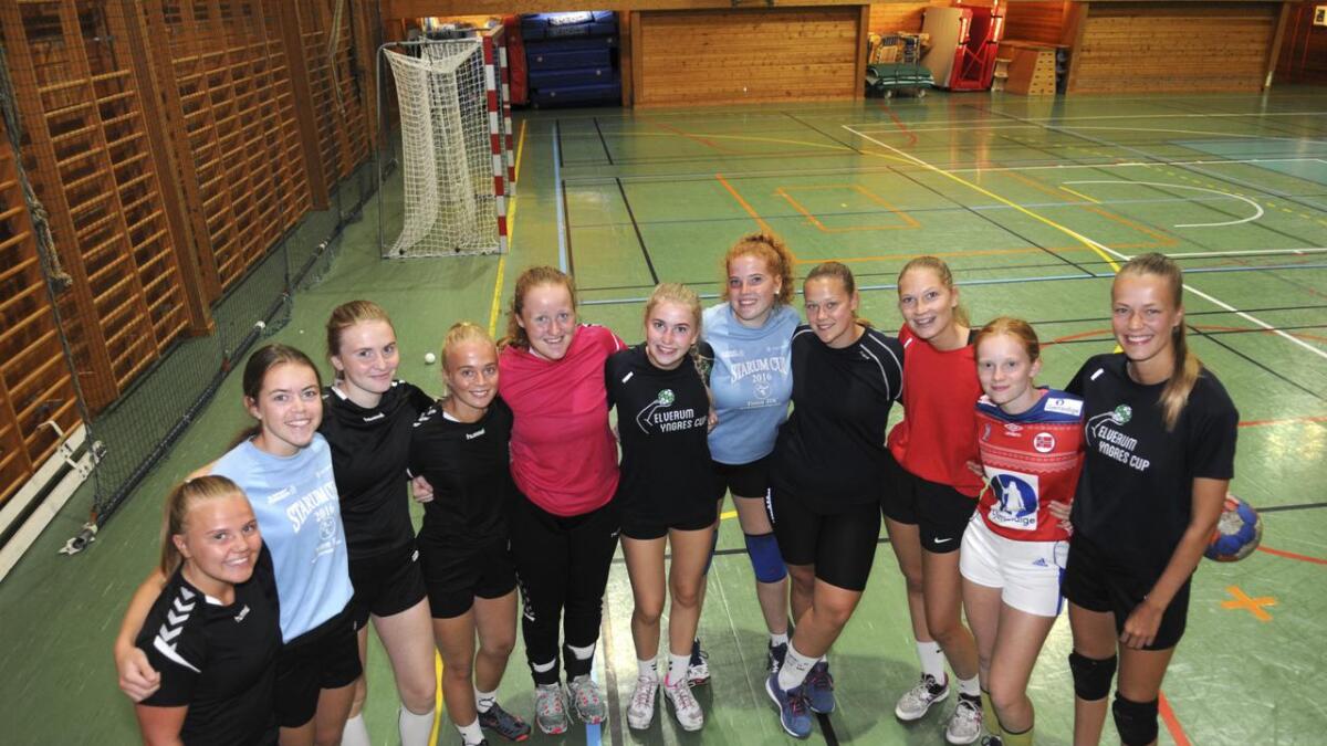 R&Ås jenter 18 skal forsøke å kvalifisere seg for Lerøy-serien, som er en landsomfattende serie. De møter fjorårets vinner i kvalifiseringen.