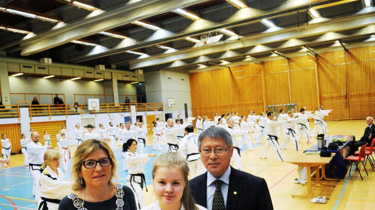 Vida Finnesen sammen med Sortland-ordfører Tove M. Bjørkmo og president i ITF Ri Yong Son.