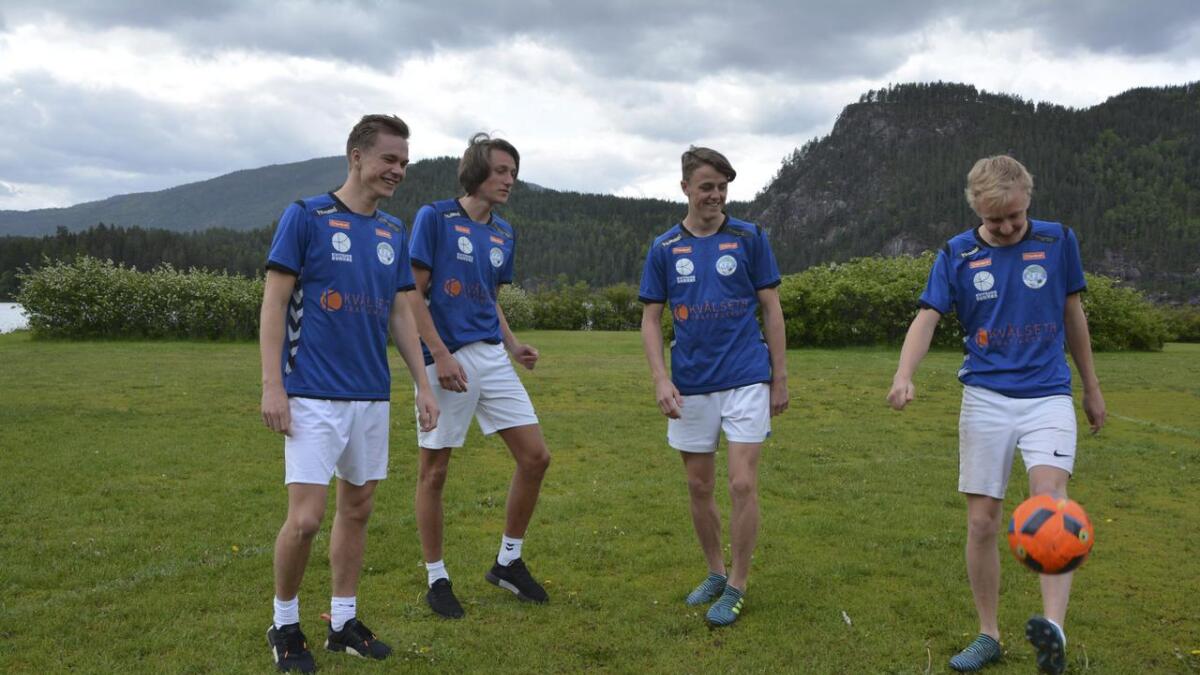 Torgeir Vegge (f.v.), Jonathan Kjørholt, Jørgen Greibestad og Einar Askjer på Kvitsund fotballklubb.