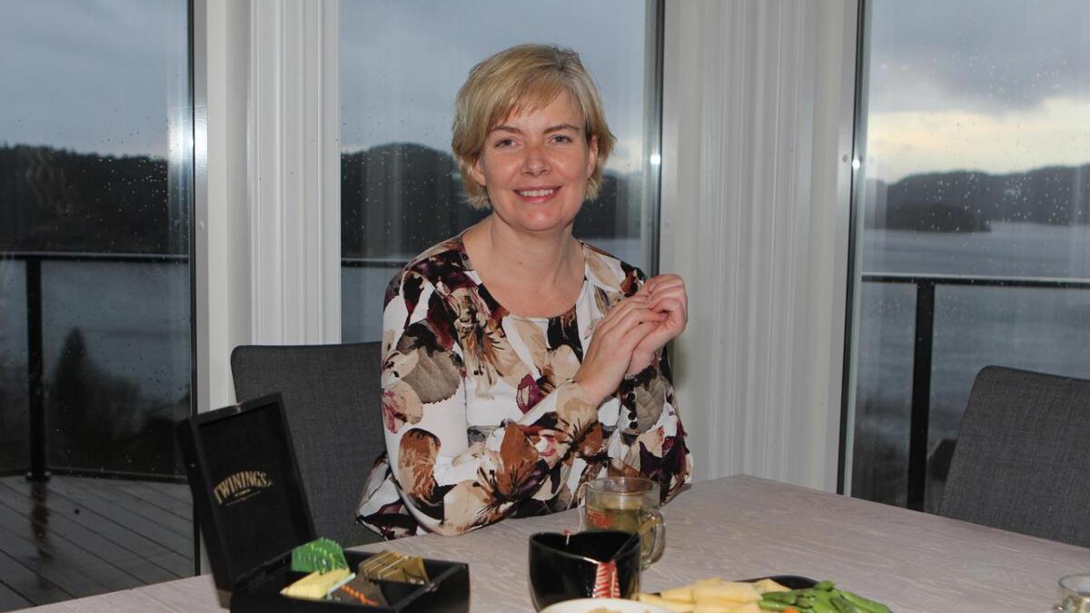 Heime på Buena i Lysefjorden serverer Susanne Sperrevik hummus og grønsaker - to viktige ingrediensar i hennar nye kosthald.