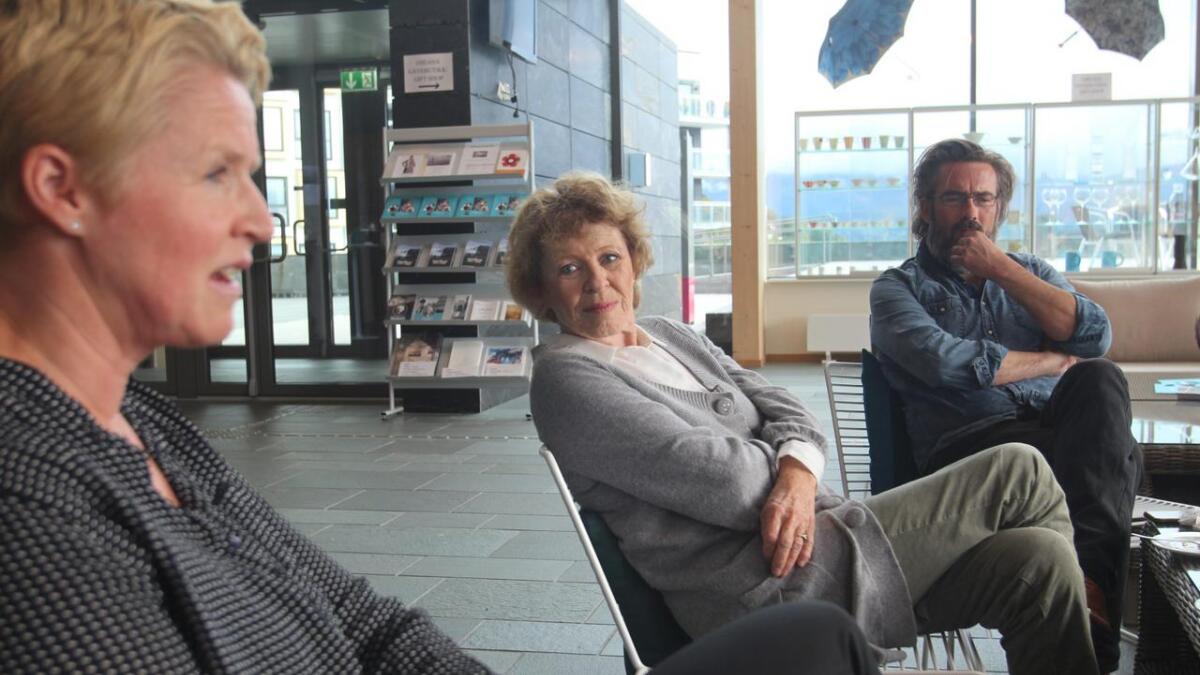 Kari Simonsen og trekkspelar Espen Leite lyttar på informasjonssjef ved Riksteateret, Mette Hægeland Blom.