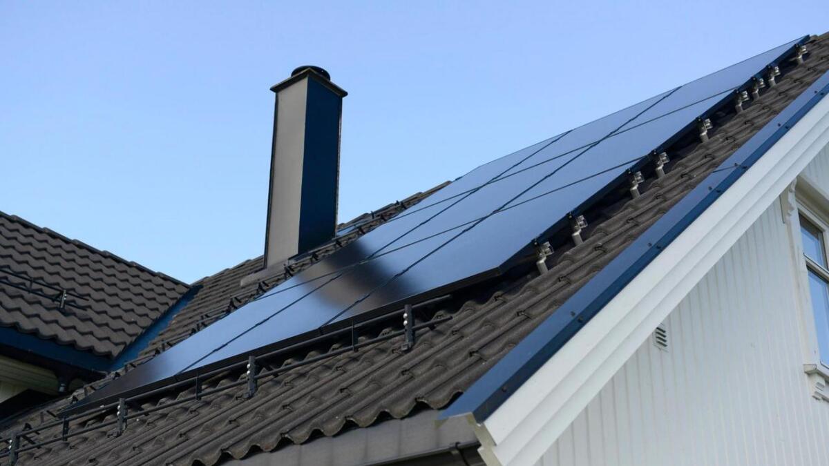 16 solcellepanel er på plass på taket til familien Owesen i Hemsedal.