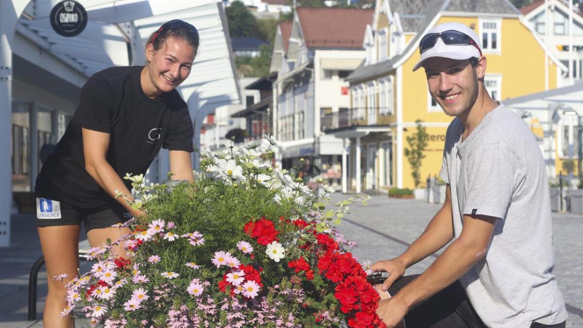 Siljar Espelid og Martin Kyte nytar solskinsdagane medan dei jobbar for grøntavdelinga i Os kommune.
