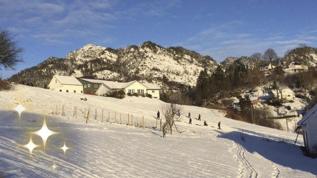 Elevane ved Strandvik montessoriskule har boltra og kost seg i snøen dei siste to dagane.