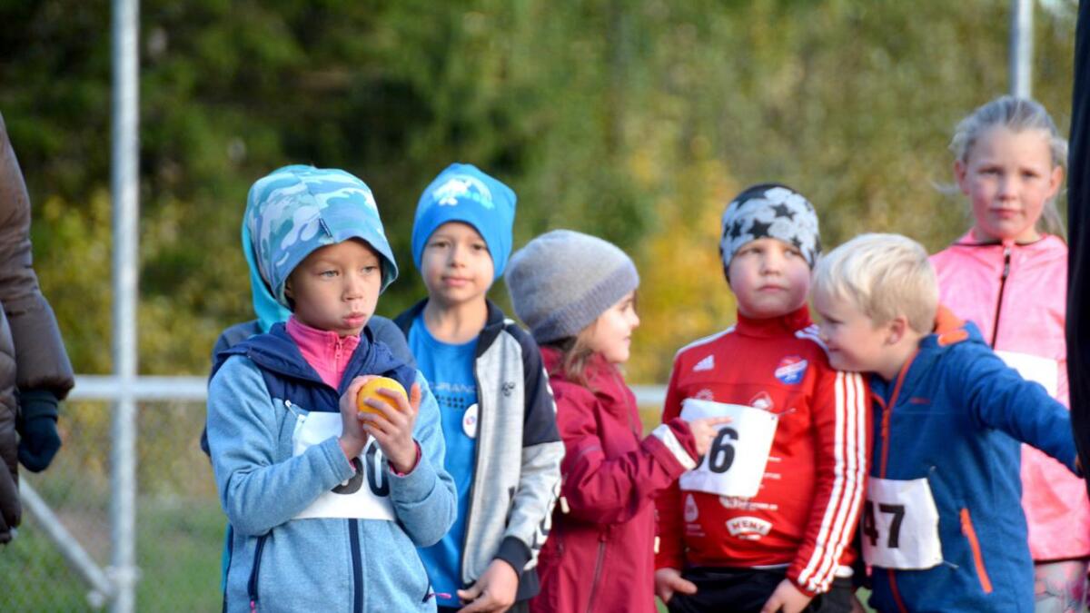 Adanna Søfteland (5) kastar liten ball på friidrettsstemne i Seljord i fjor. Seljord idrettslag, friidrettsgruppa, avslutta årets treningar med å halde stemne med 60-meter, lengde og kast.