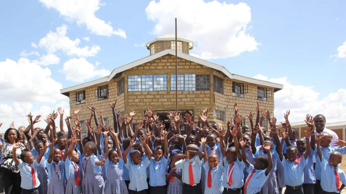 Elevar utanfor internatskolen i Isinya utanfor Nairobi. Skulen er bygd opp at Deaf Aid gjennom mange år med hjelp frå faddermiddel, fleire Oslo-skular og små og store innsamlingar og gåver.