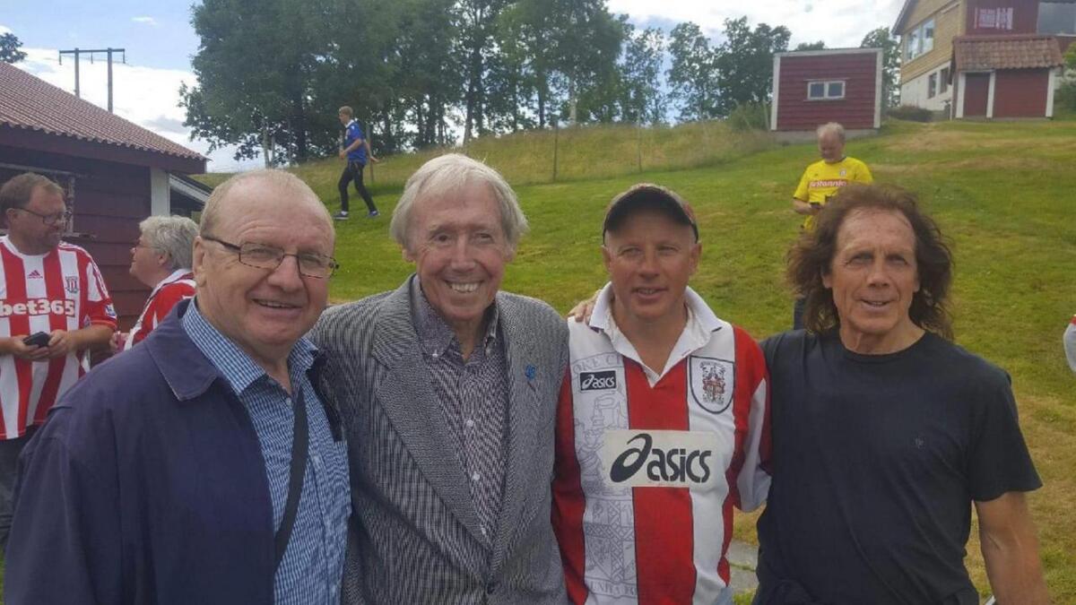 Oddvin Bøthun i lag med tre Stoke-legendar. Frå venstre Terry Conroy, Gordon Banks, Oddvin og Mike Pejic.