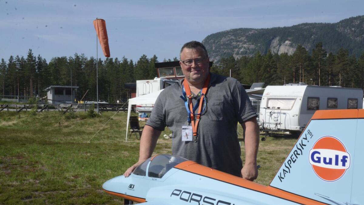 Einar Bruheim stilte med modellflyet sitt Sportsjet Enlightning under treffet i Fyresdal førre helg.