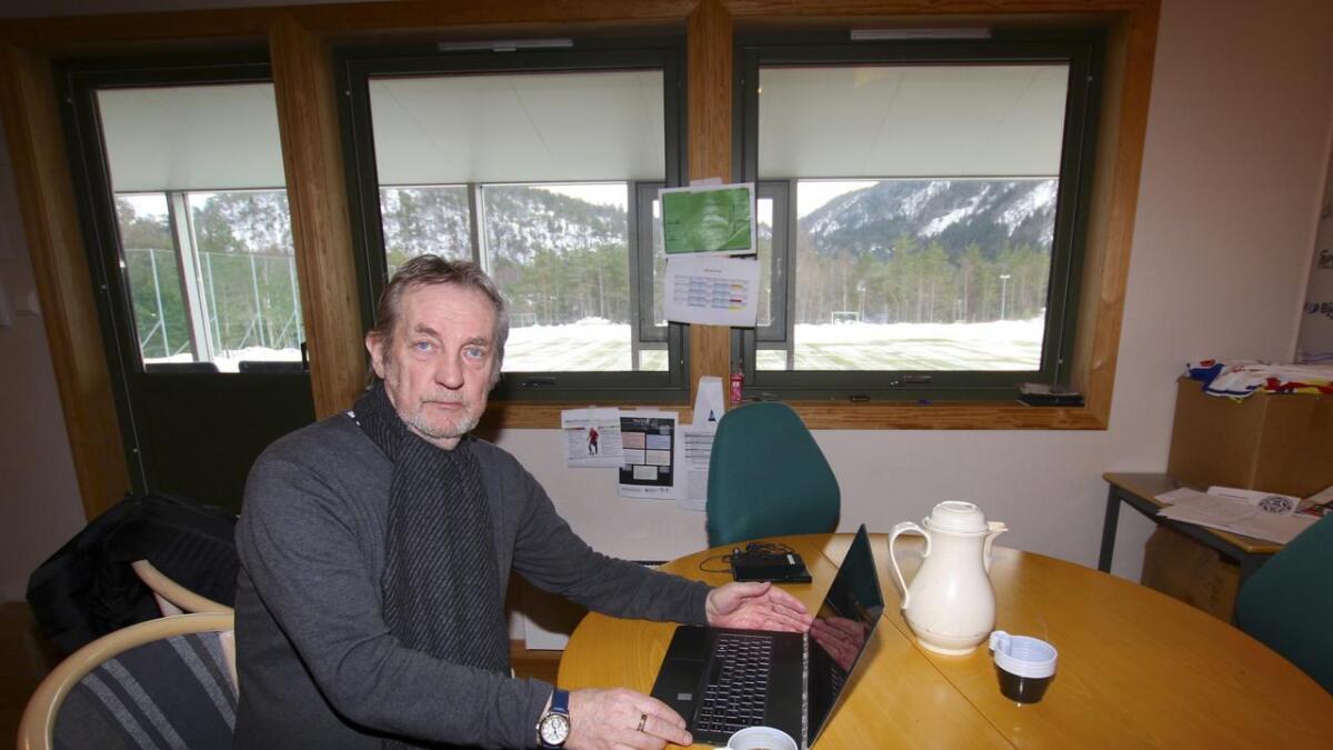 Frå kontoret sitt i klubbhuset har Svein Kollen god utsikt til der idrettslaget planlegg å byggja storhallen.