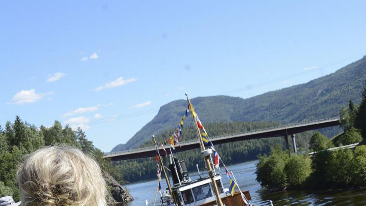 Seks gonger i veka opnar Inger Lise Stjernstrøm brua for dronninga på Telemarkskanalen.