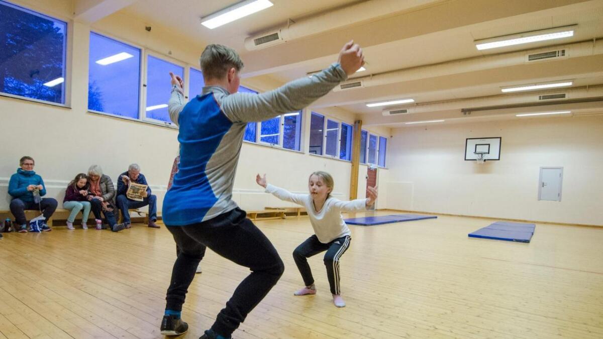 Emily Bryplass (10) er ingen nybegynnar når det gjeld akrobatikk, men hjå lausdansar Mikkel Aasberg Arnesen lærer ho andre triks enn på turn og twintip.