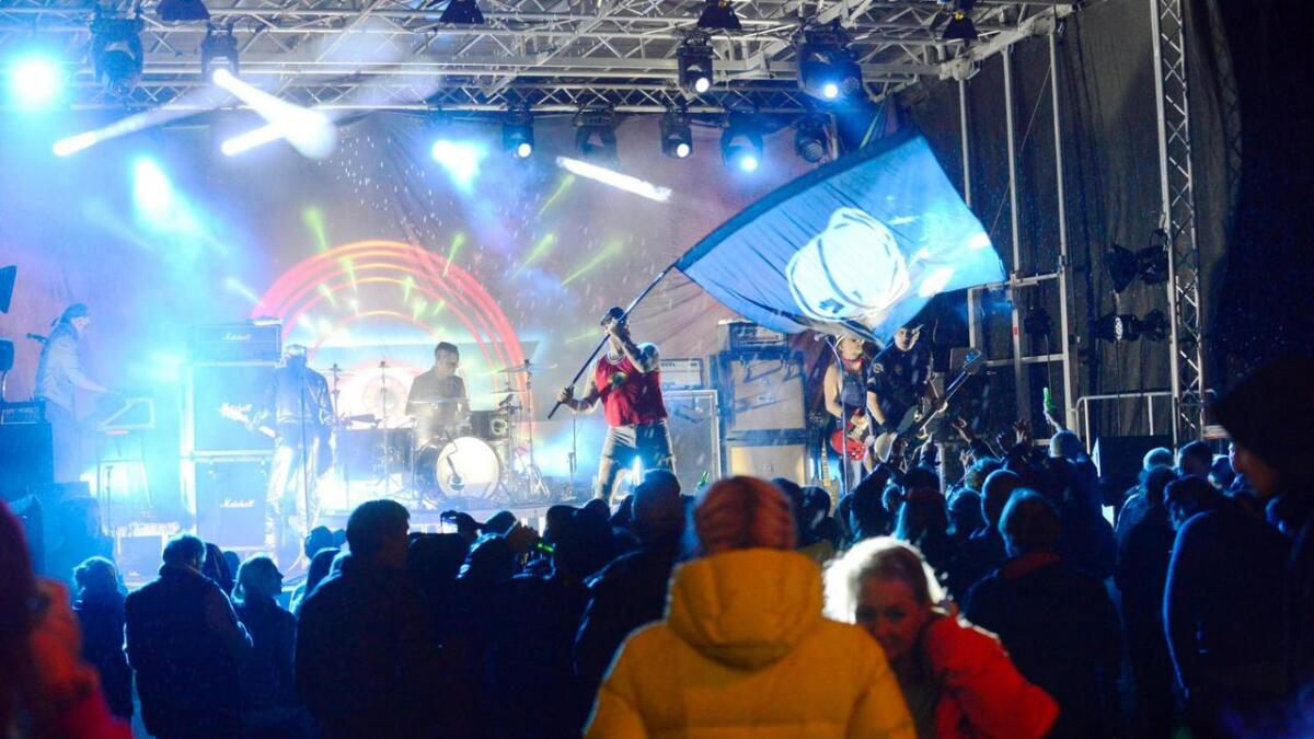 Turboneger på scena framfor et drygt par hundre publikummarar i Hemsedal laurdagskvelden.