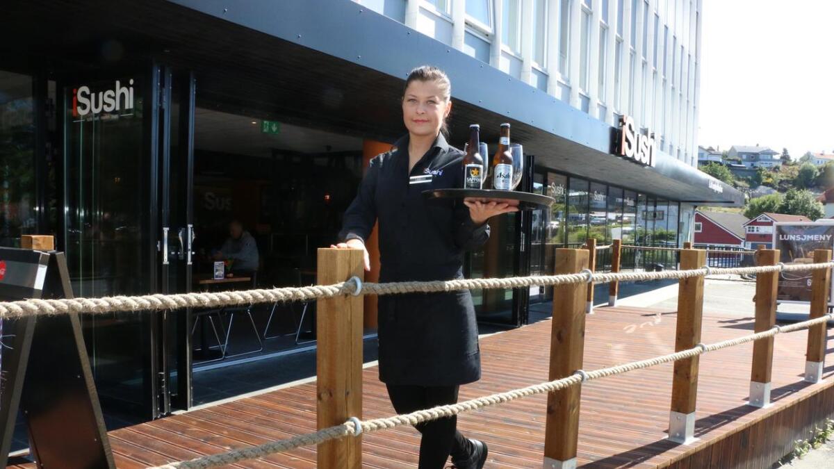 Kelner Laimona Einikyte viser stolt fram uteverandaen, der dei no kan servera alkohol.