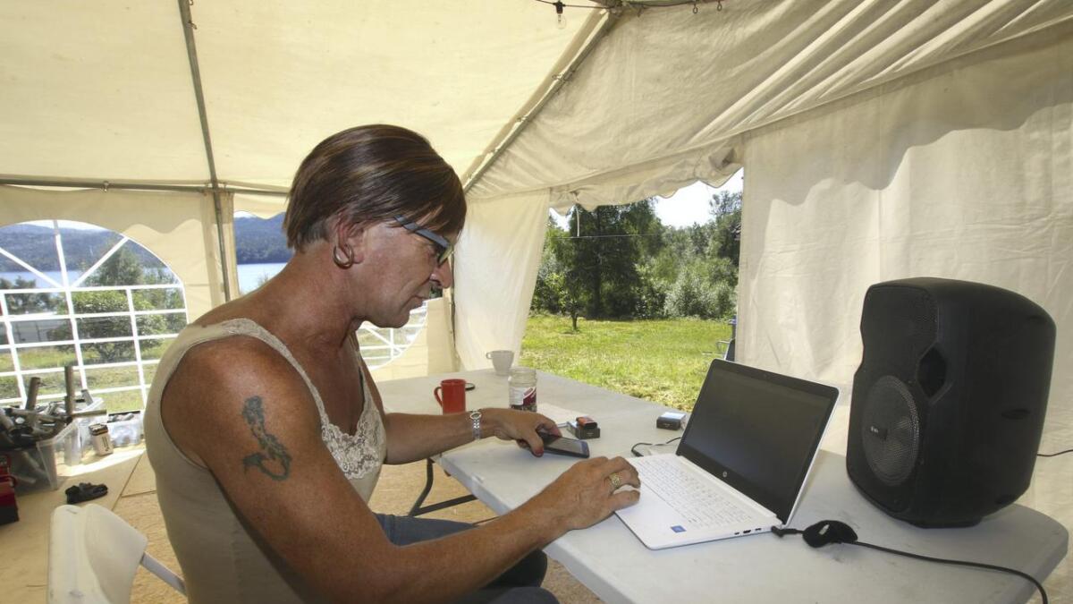 Heime i hagen på Bogstrand har Rune Solberg sett opp telt og rigga seg utekontor slik at han kan førebu Osfest-jobben og andre speleoppdrag.