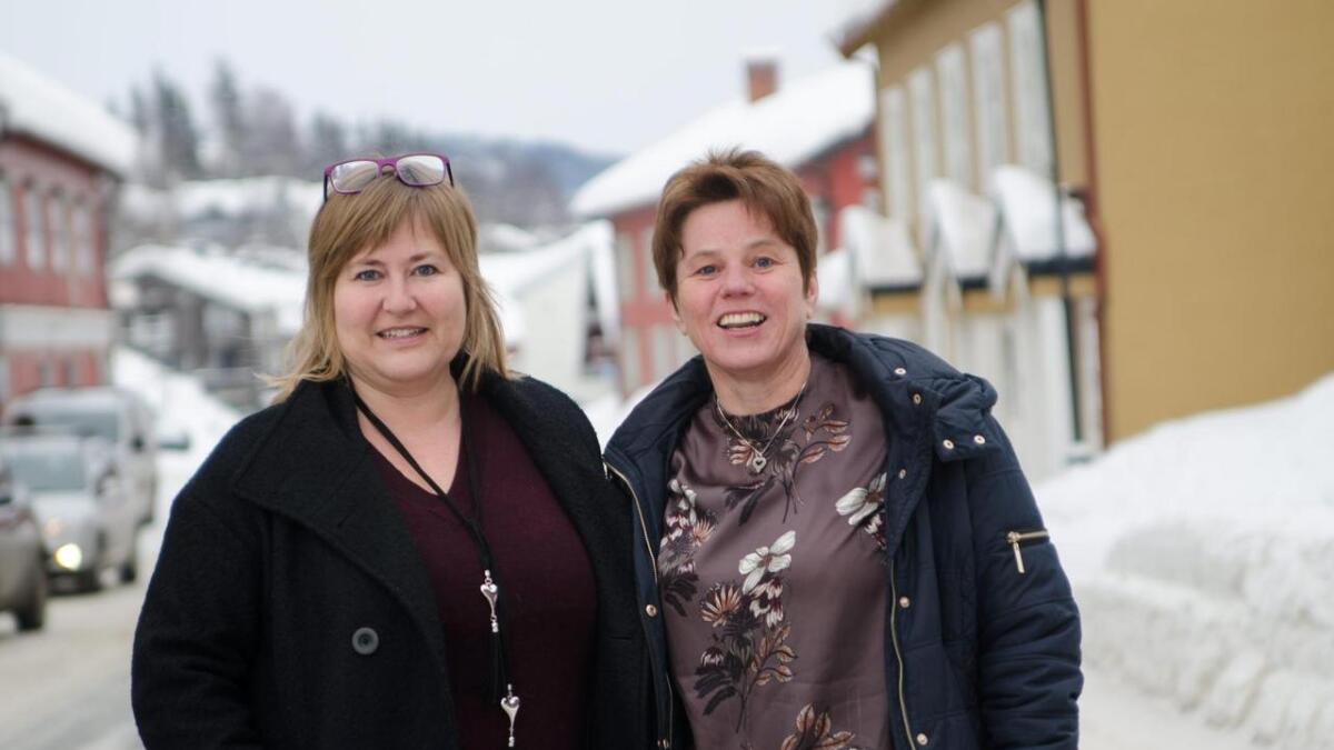 Kari Anita Brenna (t.v.) og Sissel Bjørøen i Fårefestivalen skal til hausten lansere festivalen sin eigen akevitt.