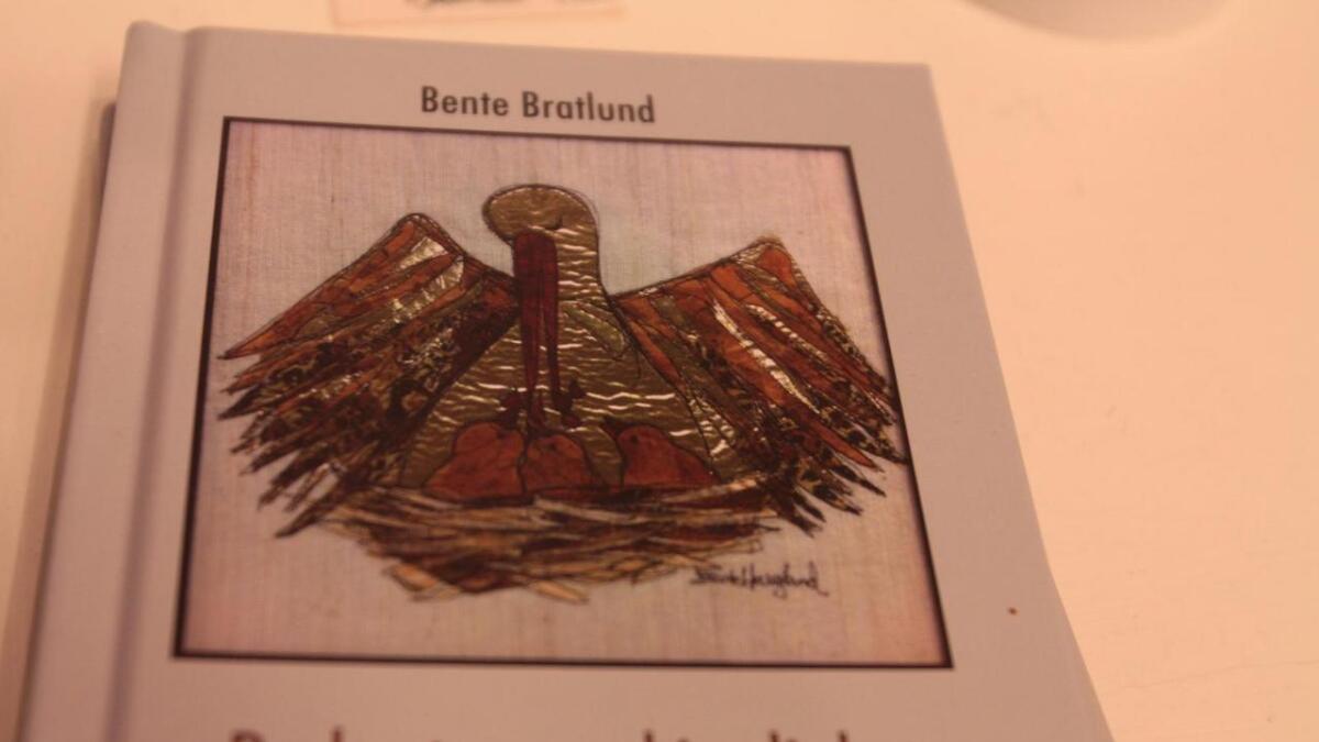 Bente Bratlunds diktbok "Du lærte meg kjærlighet" var inspirert av kunstverket venninda har laga som pryder framsida.