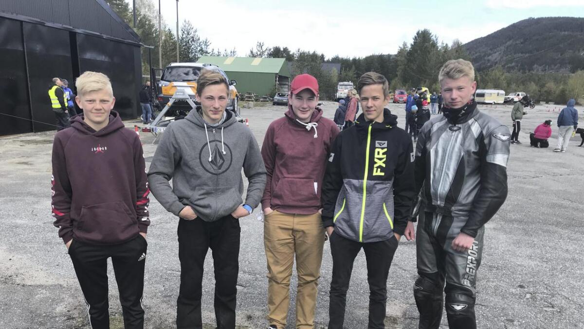 Ungdomane var positive til arrangementet på flystripa. Knut Homme (t.v.), Kristian Skomedal, Magnus Momrak-Haugan, Gaute Teksle, Olav Momrak-Haugan.