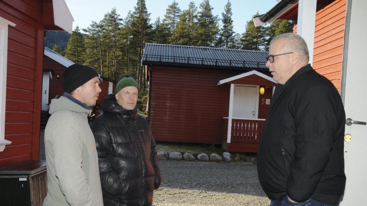 Fengselsbetjent Torleiv Hvistendahl (t.v.) og Erik Skjervagen var klare i meiningane sine overfor Hoksrud om viktigheita med fangeleiren.