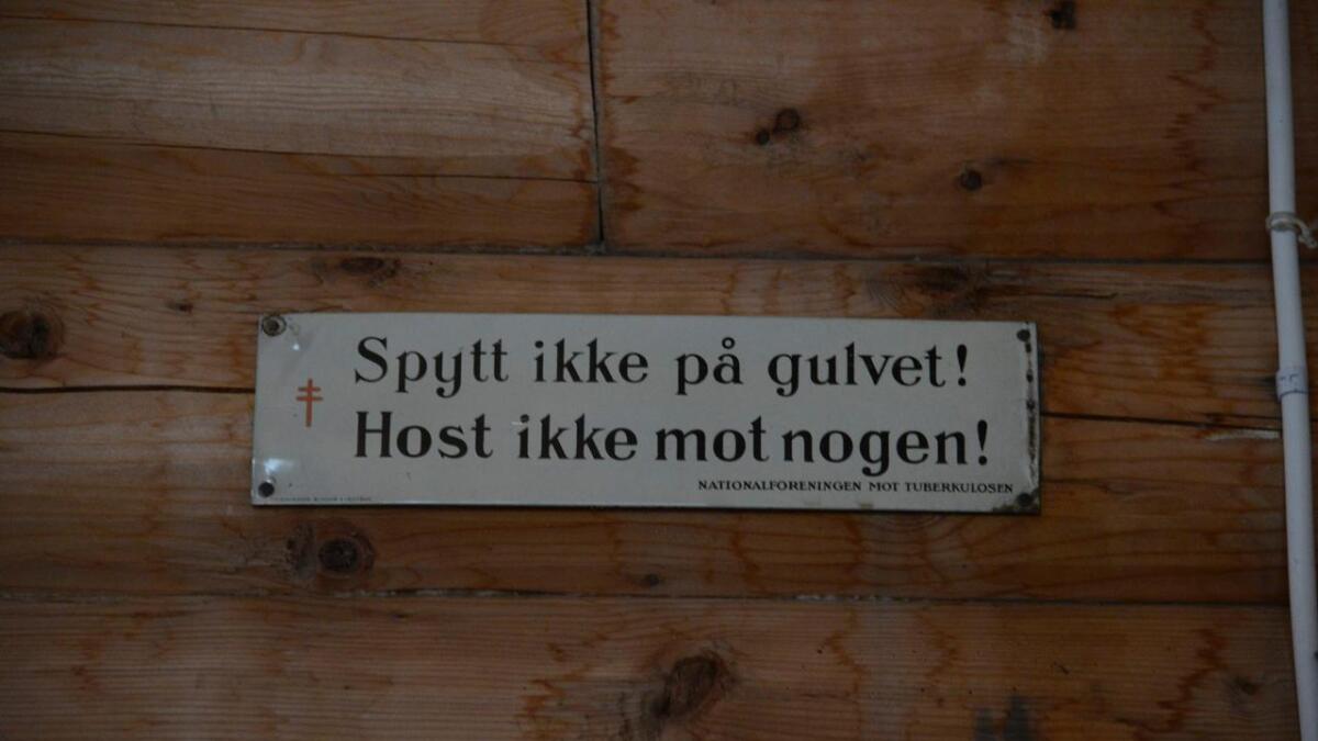 Tuberkulose var ein frykta sjukdom som frå 1895 til 1955 tok 250.000 liv i Norge. Derfor denne åtvaringa på veggen.