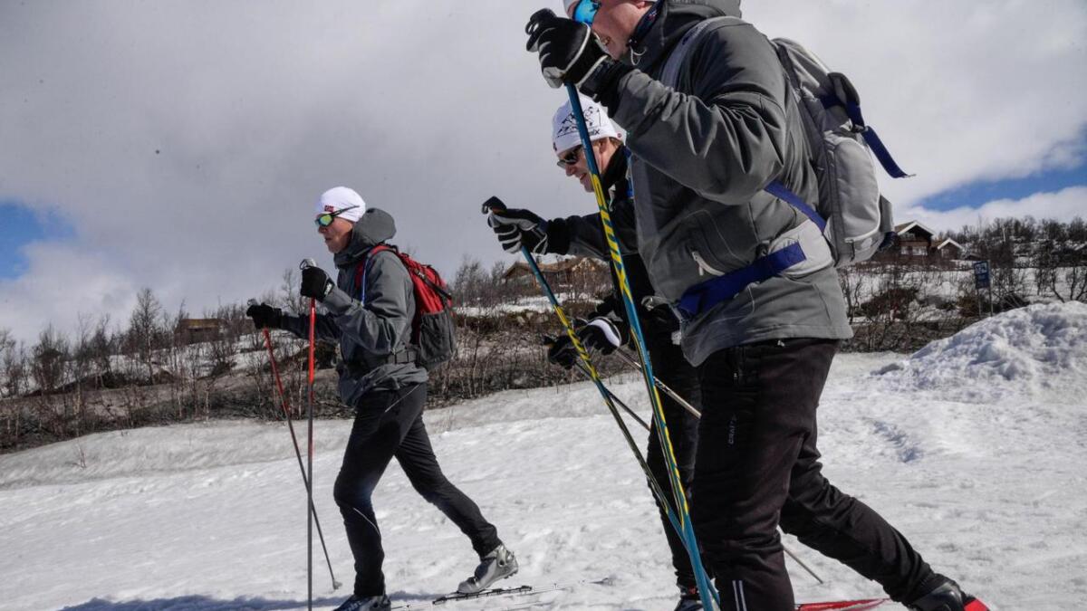 Håvard Nilsen (narast), Morten Reigstad og Hans Petter Thorvaldsen seier dei må ut på ski for å dokumentasjon når dei kjem heim frå guteturen. - Det er alibi for afterski, seier Nilsen.