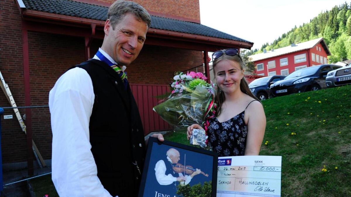 Fireobbel vinnar av juniorklassen på hardingfle under  Landskappleiken, Cecilie Skrindo (16), fekk Jens A. Myros minnepris under bygdamønstringa. Progrramleiar Ola Stave delte ut prisen.