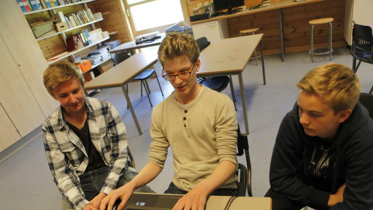 Eirik Skølt, Olaf Zbierzchowski og Anders Lirhus har dataprogrammering som valfag på skulen.