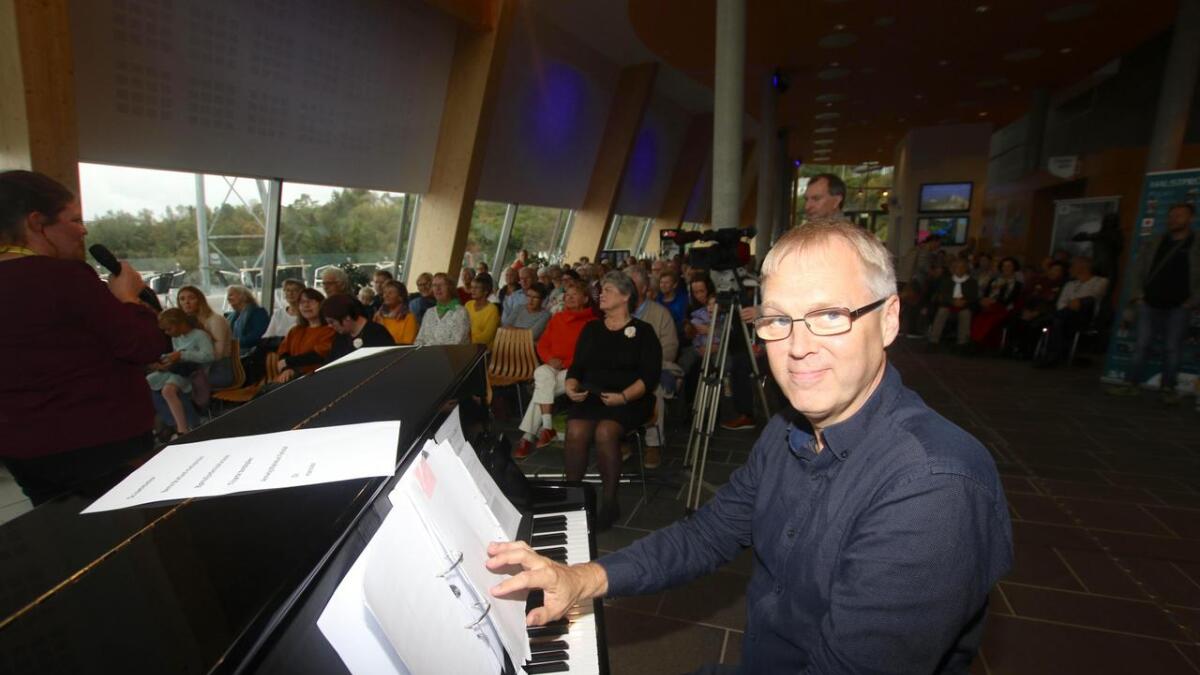 Knut Vidar Garlid stillar opp når musikklivet i Os treng ein pianist.
